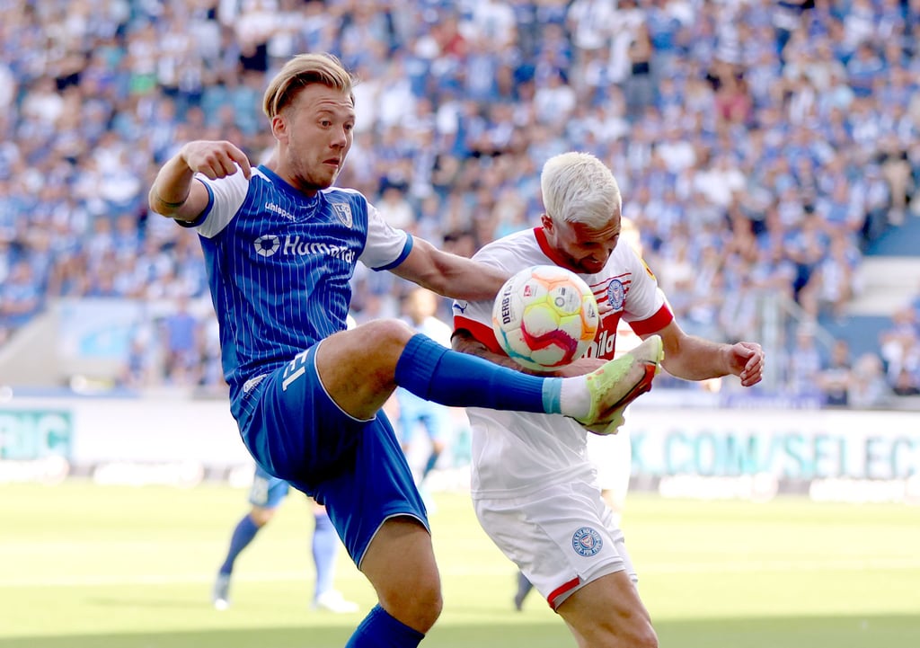 Der FCM um Mittelfeldmann Connor Krempicki (l.) hat auch das zweite Heimspiel der 2. Bundesliga verloren. Marco Komenda (r.) und seine Kieler Teamkollegen gewannen mit 2:1.