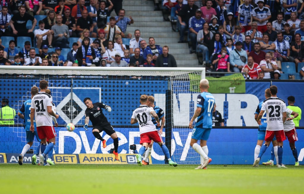 Hamburgs Robert Glatzel (r, verdeckt) trifft zum 1:0 gegen Heidenheim.