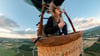 Der Hamburger Musiker Johannes „Johnny“ Ritter spielt im Korb eines Heißluftballons 327 Meter über dem Festivalgelände des Wacken Open Air ein Luftgitarren-Solo.