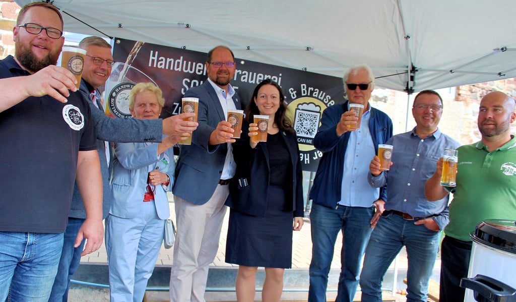 Mit einem Glas Bier wurde zur Eröffnung bei der Premiere auf dem Hopfenhof in Groß Santersleben auf das Gelingen angestoßen. Andreas Schütte (l.) von der Handwerksbrauerei Rottmersleben spendierte die erste Runde für die geladenen Gäste.