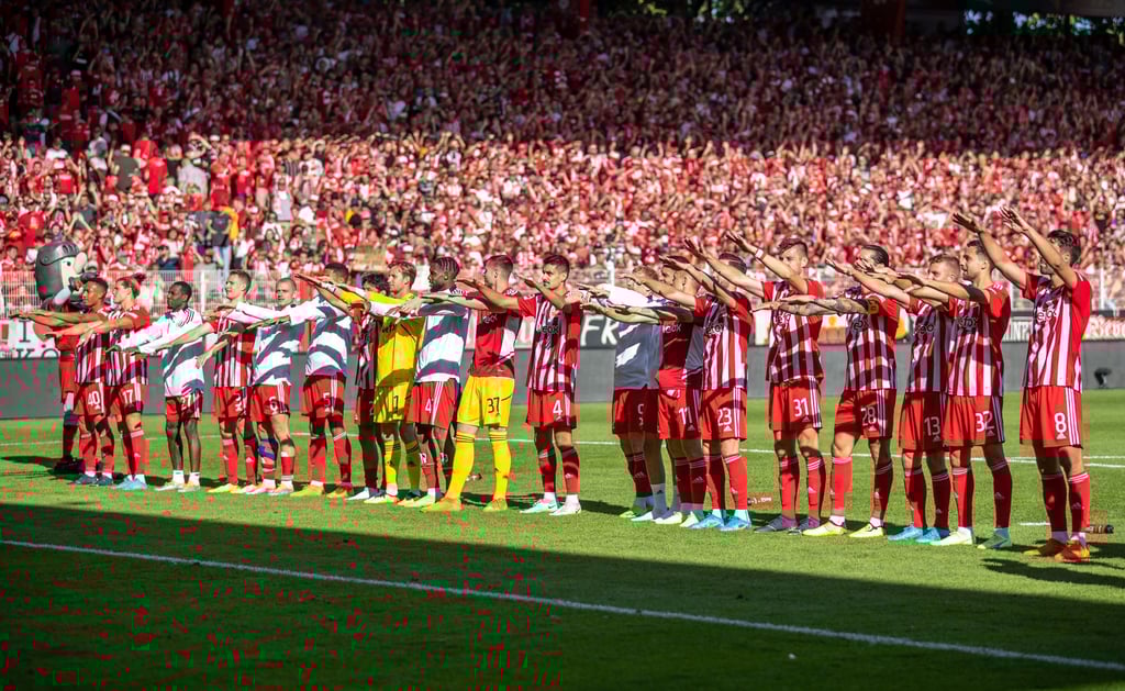Die Mannschaft von Union Berlin feiert mit ihren Fans den 3:1 Sieg gegen Hertha BSC.