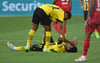 Dortmund-Neuzugang Karim Adeyemi liegt verletzt auf dem Rasen.