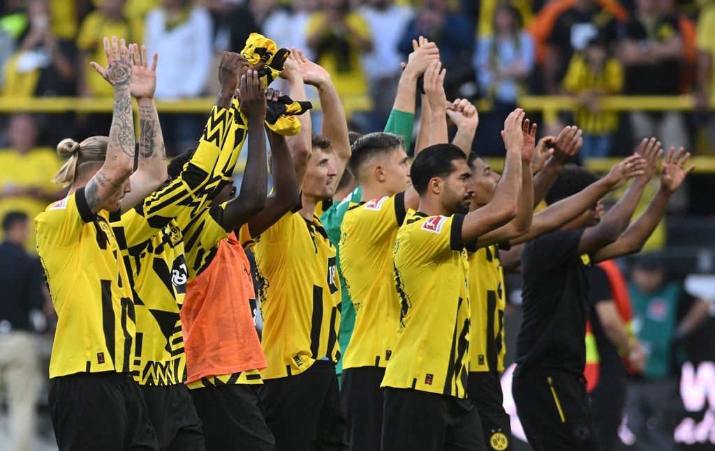 Dortmunds Mannschaft lässt sich nach Spielende von den Fans feiern.