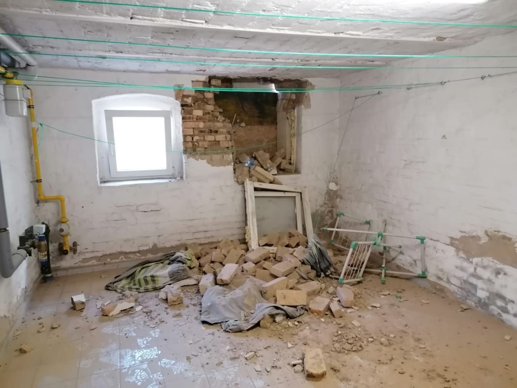 Das Eckhaus in der Fischer-von-Erlach-Straße 45 wurde stark beschädigt. Im Foto ist der Schaden im Trockenraum im Keller zu sehen.