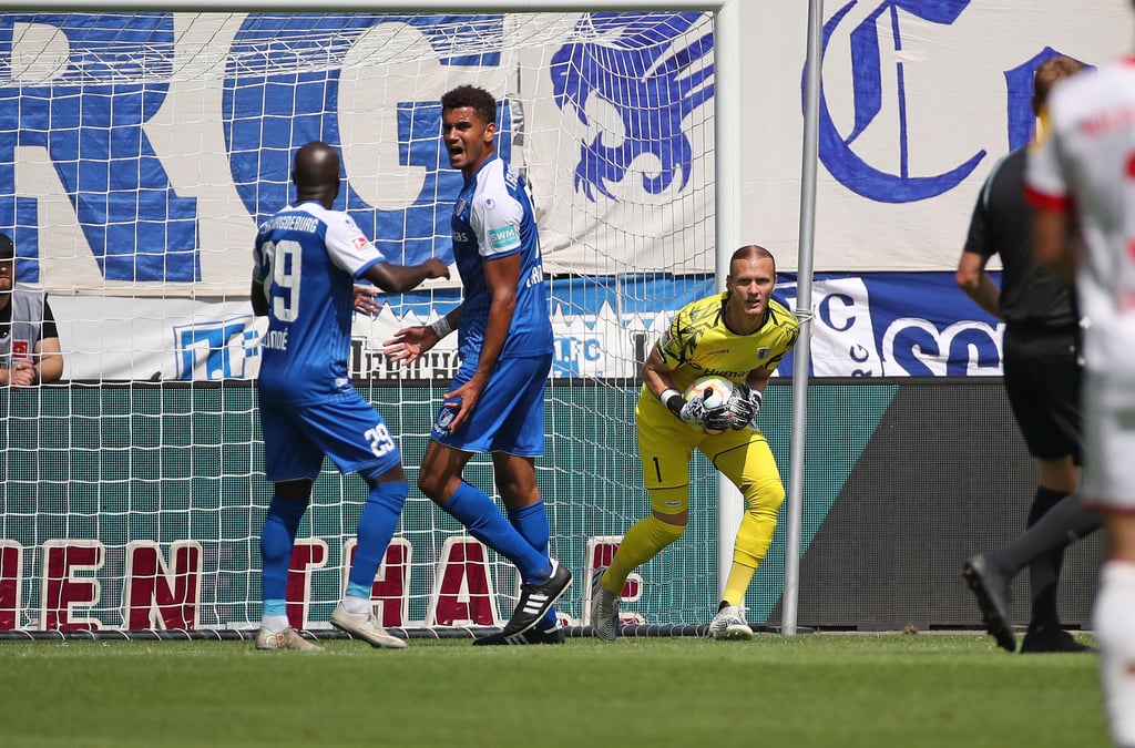 Flog mit Gelb-Rot vom Platz: FCM-Akteur Jamie Lawrence.