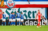 Rostocks Spieler feiern den Treffer zum 1:0.