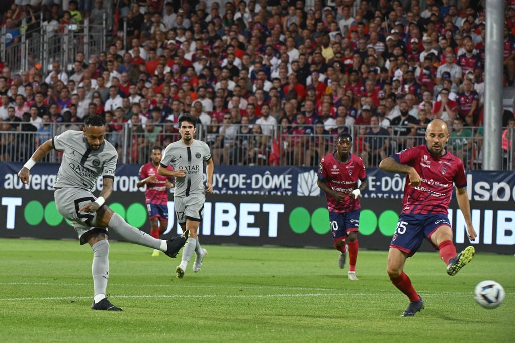 Trifft in der 9. Minute zum Pariser 1:0: Neymar (l).