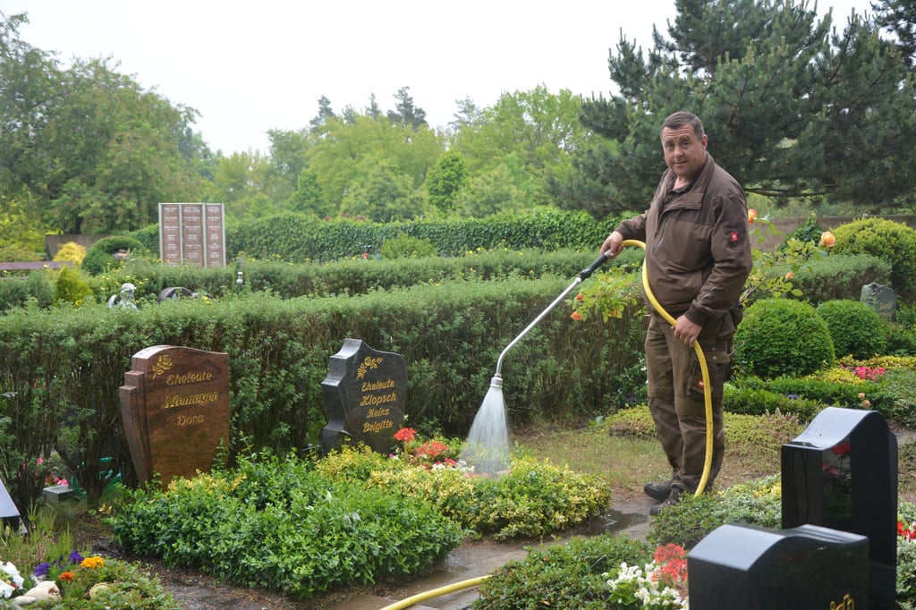 André Burmester morgens beim Gießen auf dem Friedhof. Ihm sitzt die Zeit im Nacken.