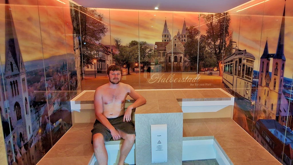 Robin Großhenning, Azubi im Freizeit- und Sportzentrum Halberstadt, zählte zu den ersten Gästen im neuen Dampfbad, das mit einem großen Panoramabild Halberstadts für eine besondere Atmosphäre sorgt.