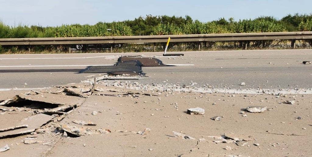 Auf der Autobahn 9 bei Vockerode (Landkreis Wittenberg) haben hohe Temperaturen für gefährliche Schäden auf der Straße gesorgt.
