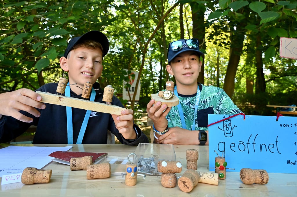 Damian und Pepe haben ihre eigene Idee mit in die Magdeburger Kinderstadt Ottopia gebracht. Mit eigener Visitenkarte und Lieferservise bis zur Haustür werben sie für ihre Figuren aus Korken.