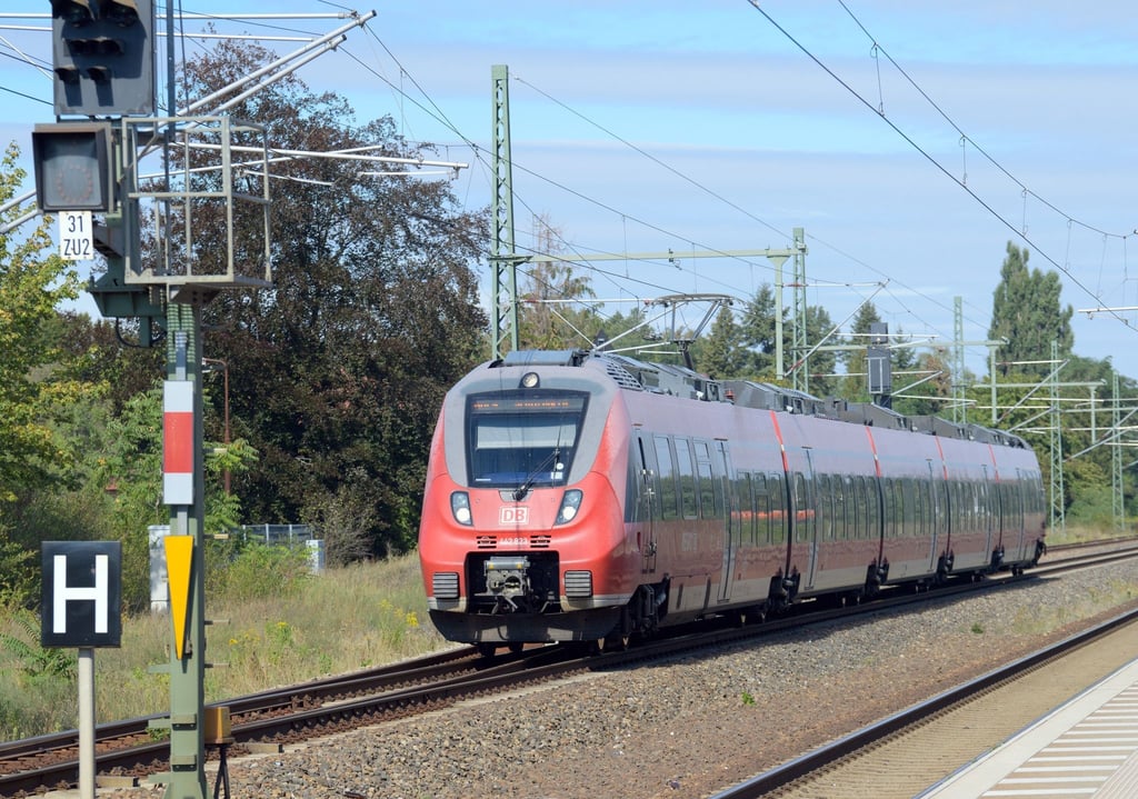 Ein Regional-Express fährt über einen Gleis.