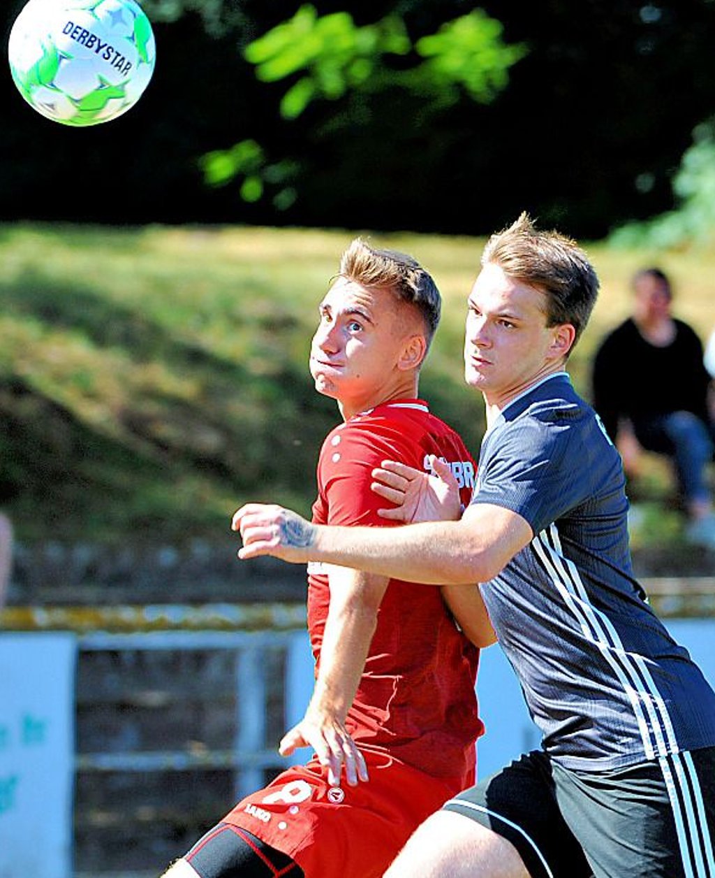 ... wie Philipp Döring (l.), der hier im Zweikampf den Ball nicht aus den Augen lässt.