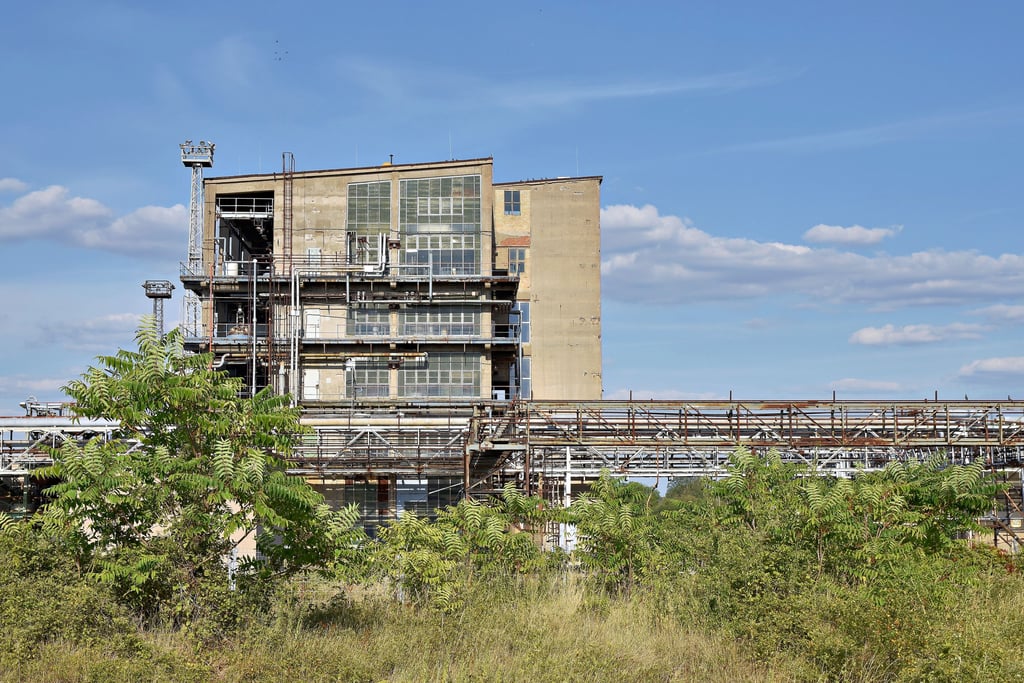 Blick auf die Industriebrache an der Elbe in Magdeburg-Salbke. Ein neuer B-Plan soll das Gebiet für Wohnen und Gewerbe erschließen.