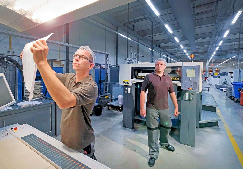 Die Drucker Martin Schröter (l.) und Florian Neubert überprüfen noch einmal das Produkt.