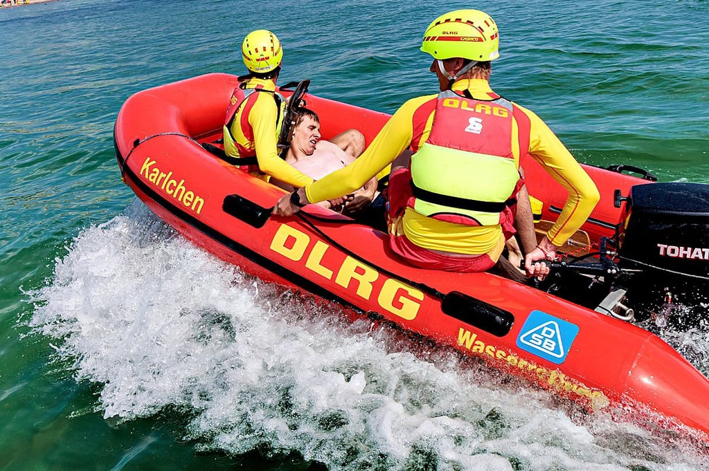 Ehrenamtliche Lebensretter im Hochbetrieb.