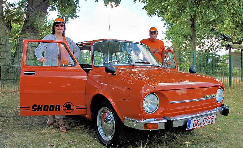 Hubertus und Doris Kraberg aus Emden bei Haldensleben waren mit ihrem Skoda von 1973 in den Wildpark Weißewarte gekommen.