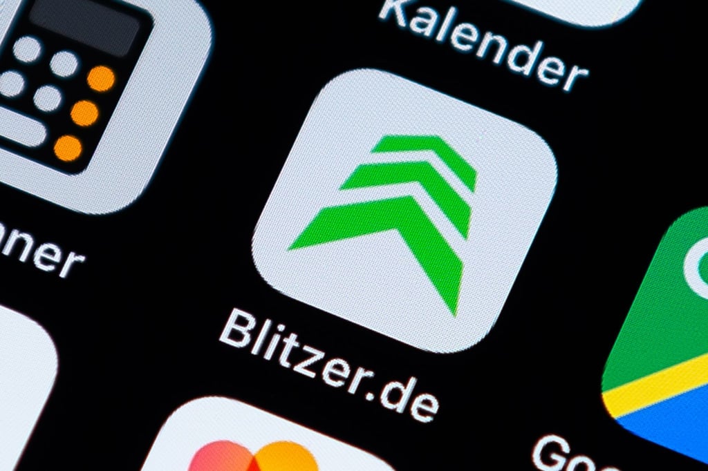 Autofahrer sollten Blitzer-Apps am Steuer besser nicht benutzen, das könnte teuer werden.