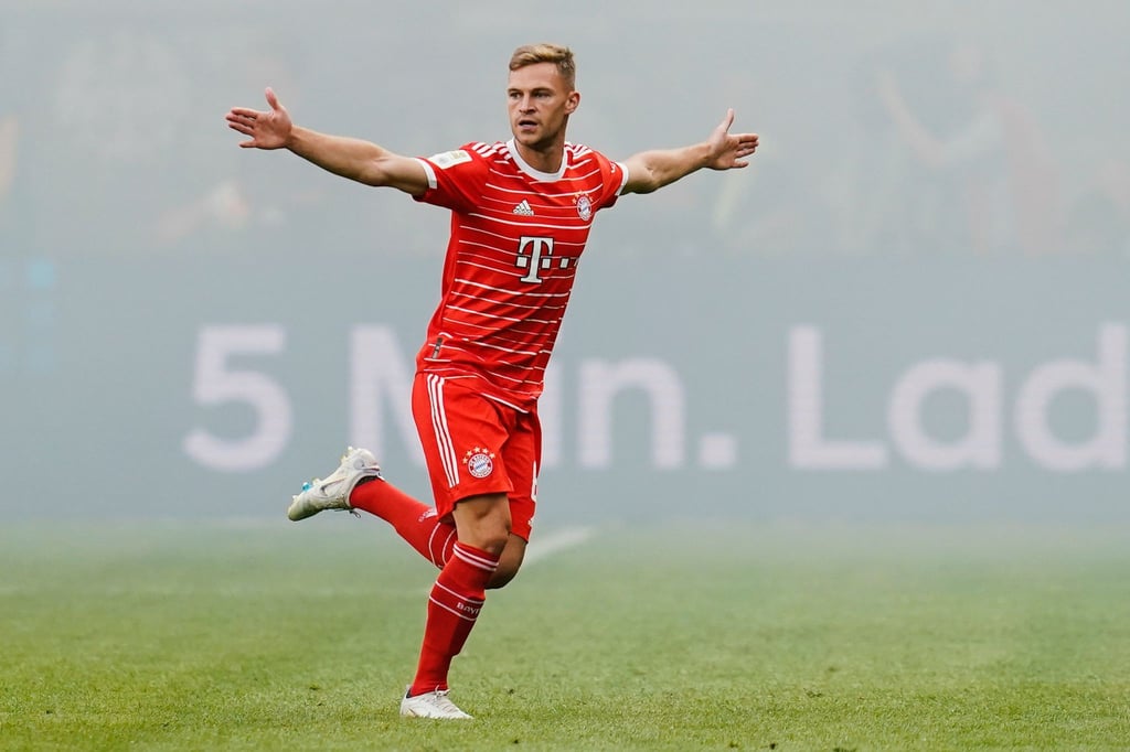 Testet mit einigen Teamkollegen mal die Frankfurter Currywurst aus: Bayern-Star Joshua Kimmich.