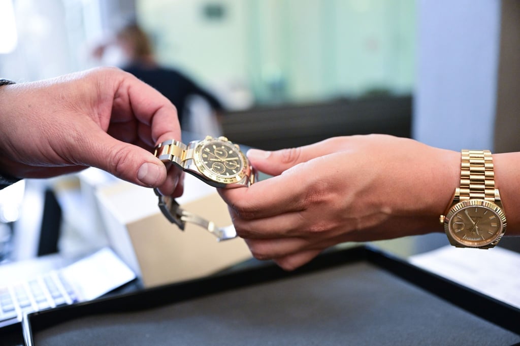 Eine Luxusuhr wird in der Städtischen Pfandleihe Stuttgart als Pfand abgegeben. Das Geschäft von Pfandleihern ist einfach erklärt: Wer schnell Geld braucht, bekommt gegen ein Faustpfand einen Kredit.