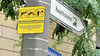 Gelbe Schilder weisen in Magdeburg und in Halle im Bereich  der Hauptbahnhöfe auf die Waffenverbotszonen im Land hin.    Matthias Fricke