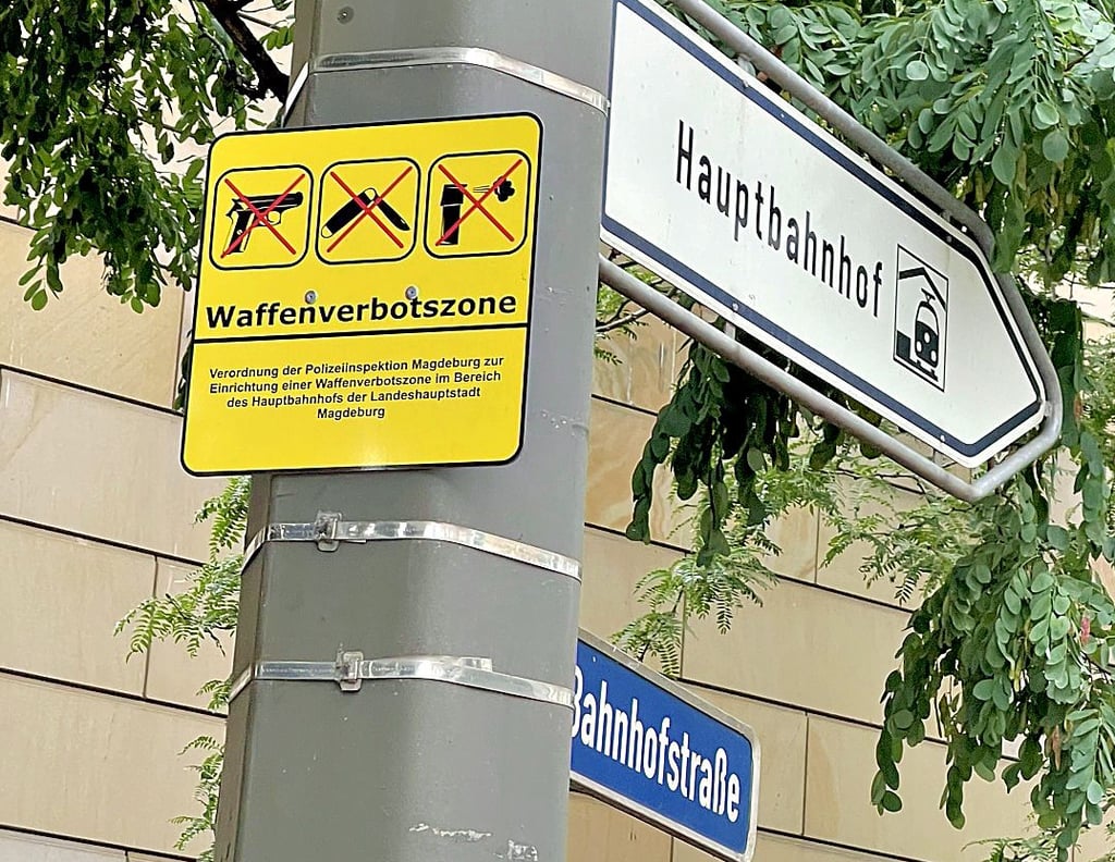 Gelbe Schilder weisen in Magdeburg und in Halle im Bereich der Hauptbahnhöfe auf die Waffenverbotszonen im Land hin. Matthias Fricke