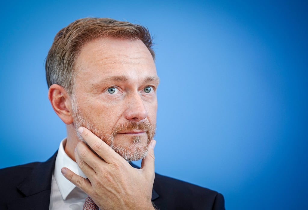 Christian Lindner (FDP), Bundesminister der Finanzen, zieht mit ablehnenden Äußerungen zu einer Nachfolgeregelung für das 9-Euro-Ticket Kritik auf sich.
