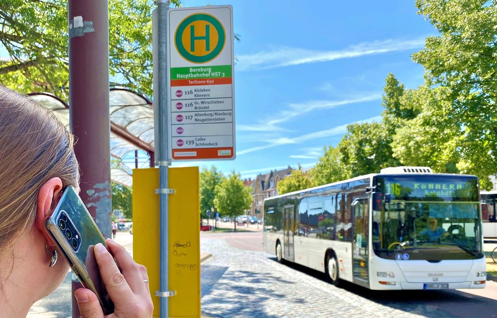 In einigen Orten halten Busse zu bestimmten Zeiten nur auf Zuruf. Das senkt die Kosten für die KVG und erhält gleichzeitig die Infrastruktur.