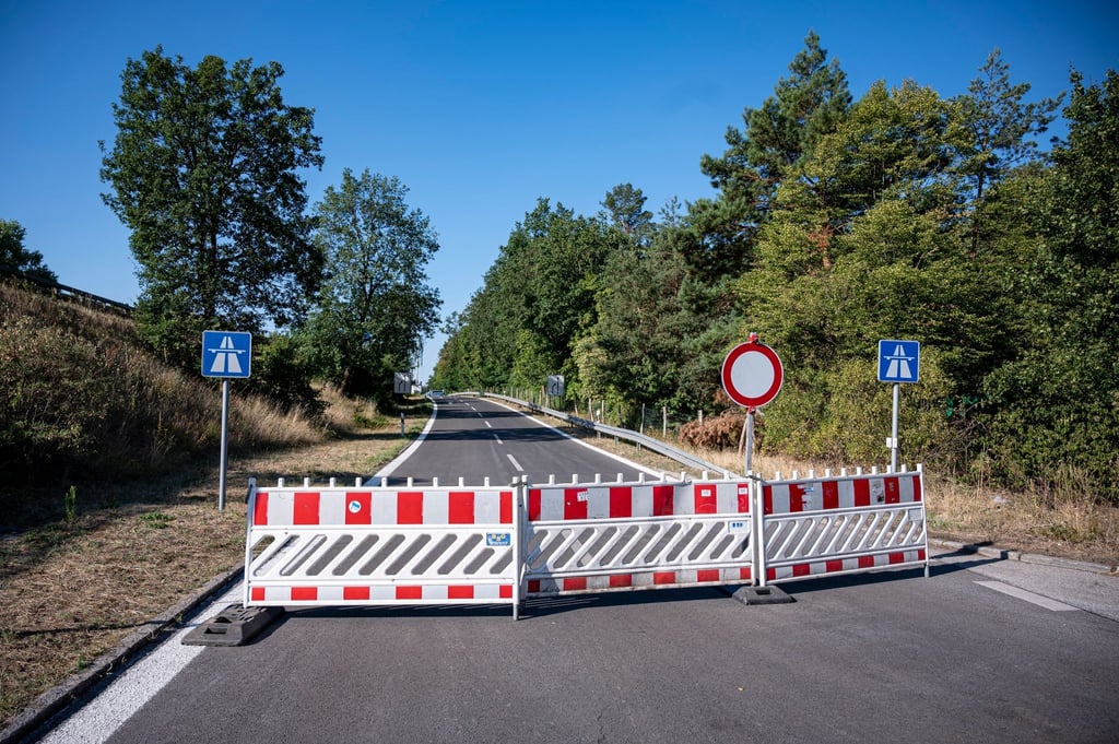 Die Autobahn AVUS in der Nähe der Brandstelle ist weiterhin gesperrt.