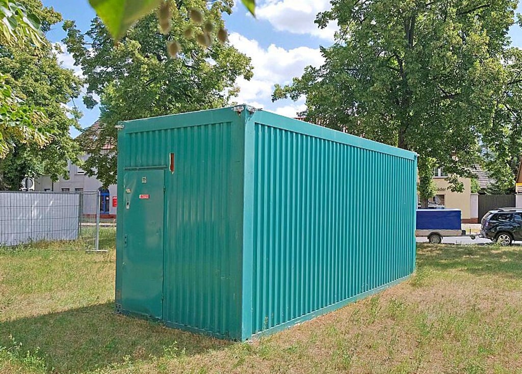 Die zerstörten Banner vom Container an der Leipziger Straße in Wolfen wurden kurz nach der Zerstörungsorgie entfernt.
