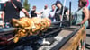Geflügel dreht sich auf einem Grill während der 25. Deutsche Grill- und BBQ-Meisterschaft.
