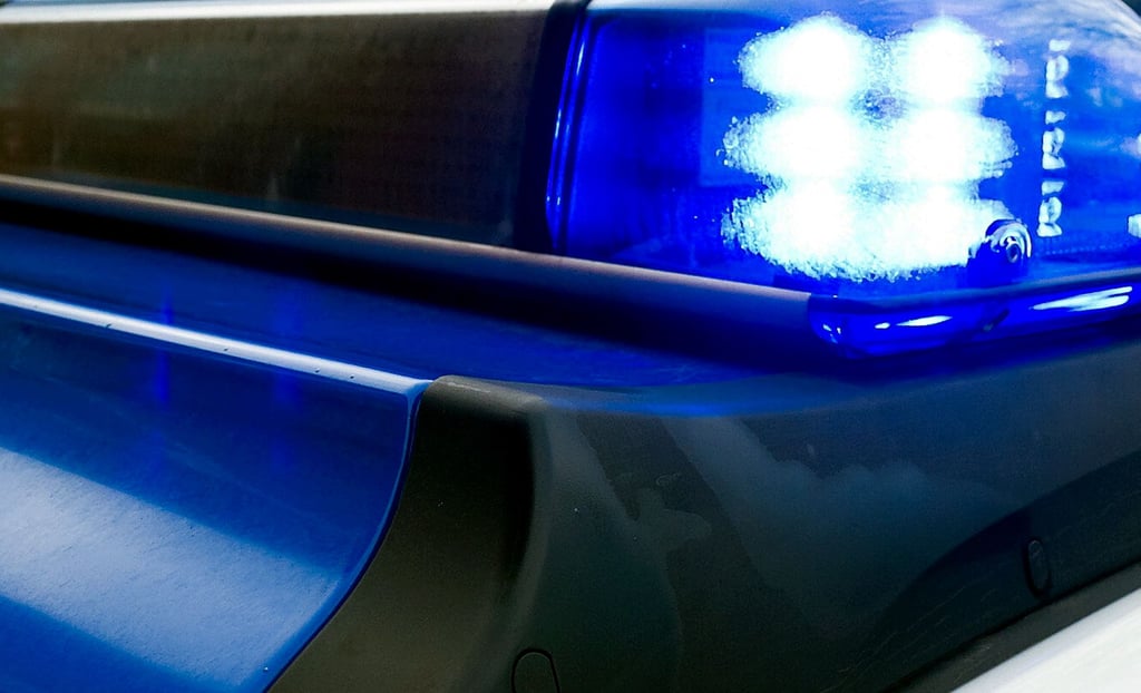 Mit einem Rentner ist ein Pkw in Reuden kollidiert.