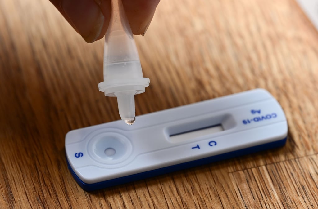 Zahlreiche Menschen werden derzeit positiv auf Corona getestet, auch Klinikpersonal ist stärker als noch vor einigen Wochen betroffen. 