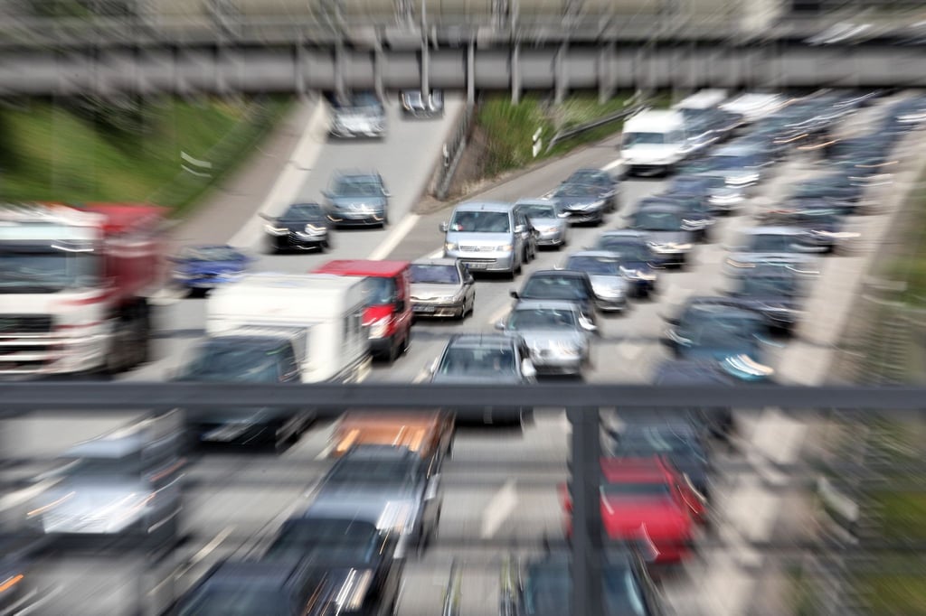Ohne Raserei zum Ziel: Doch zu langsam fährt man auf der Autobahn aber besser auch nicht.