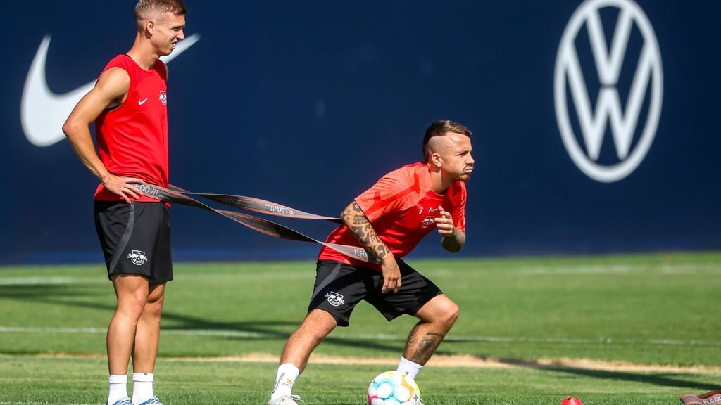Leipzigs Dani Olmo (l) und Angelino üben gemeinsam.