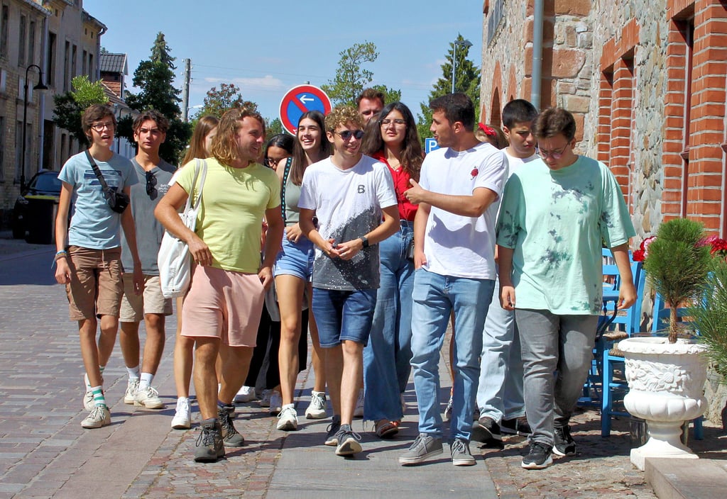 16 junge Leute aus ganz Europa verweilen noch zwei Wochen in Barleben, um sich im Rahmen des 14. Jugendworkcamps am Jersleber See gemeinnützig zu engagieren.