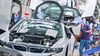 Das BMW-Werk in Leipzig zählt zu den gefragten Arbeitgebern außerhalb des Burgenlandkreises. Dort werden auch E-Autos gefertigt.