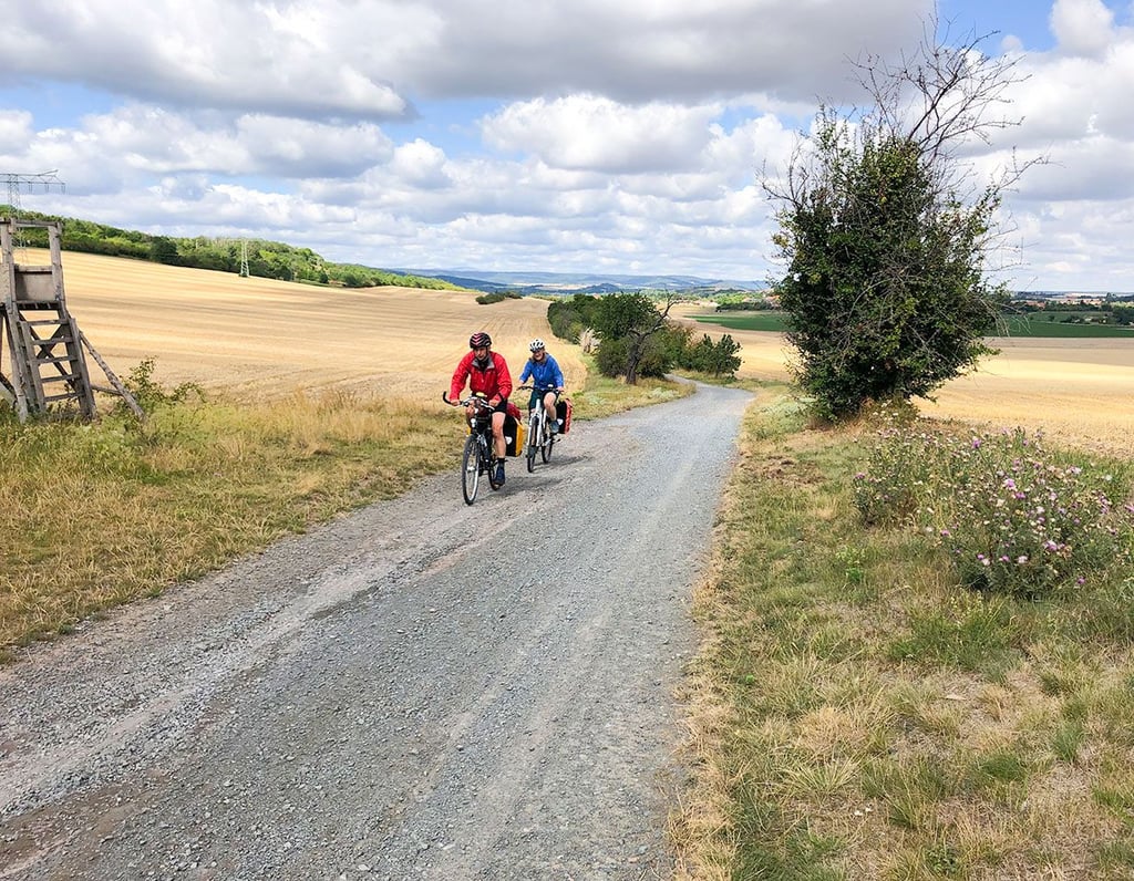 Zwei Radfahrer sind auf dem Hessweg aus Richtung Neinstedt in Richtung Bad Suderode unterwegs. Die beiden Sachsen sind in Münster gestartet und wollen auf dem R 1 bis nach Dessau fahren. In Sachsen-Anhalt, so ihre bisherige Bilanz, gebe es „keine wirklichen Radwege“.