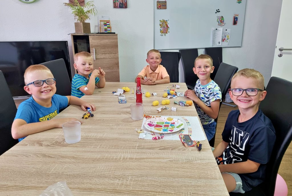 An Beschäftigungsmöglichkeiten fehlt es im Havelberger Kinderhaus nicht. Beim Zusammenbauen von Spielzeug aus Überraschungseiern kam vor einigen Tagen im Gemeinschaftsraum Spannung und Freude auf.