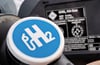 Der Zapfhahn einer Wasserstofftankstelle an den Stutzen eines Wasserstoffautos: Die H2-Mobilität soll im Salzlandkreis zunehmen. Vor wenigen Tagen ist die Fördermittelzusage für eine Machbarkeitsstudie eingegangen.