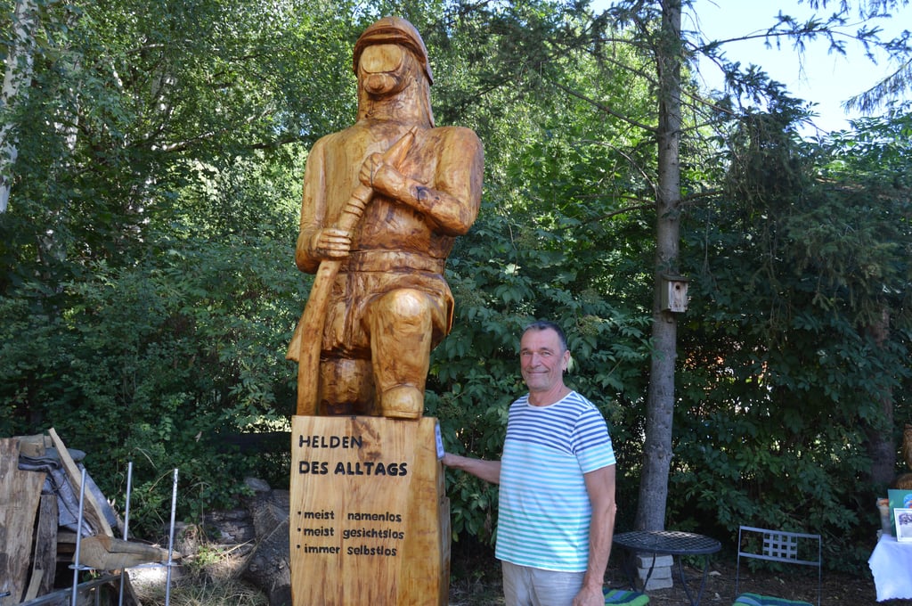 Hobby-Künstler Klaus Pilz neben seinem 3,20 Meter großen Feuerwehrmann, den er für die Werschener Ortsfeuerwehr kreiert hat.