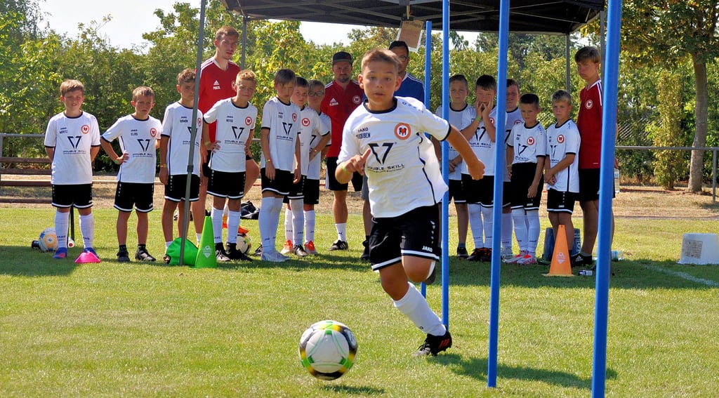 Thorben war einer der ersten Teilnehmer des Tucheimer Fußballcamps, der von der Sportstation auf den Geschicklichkeitsparcours geschickt wurde.