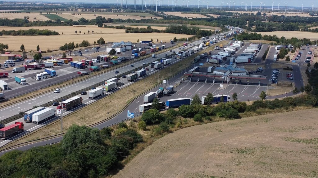Wegen der Rettungs- und Bergungsarbeiten staut sich der Verkehr derzeit auf mehrere Kilometer.