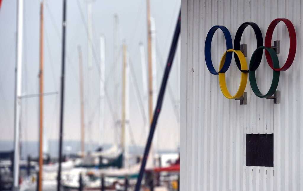 Die Olympischen Ringe sind am Yachthafen in Kiel zu sehen. In Kiel fanden 1972 die Segelwettbewerbe statt.