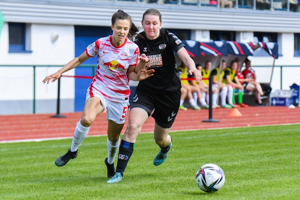 Josefine Schaller (l.) im Zweikampf.