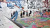 Skateboarder fahren in der documenta-Halle auf der Halfpipe, die Teil des Werks der Initiative Baan Noorg Collaborative Arts and Culture ist.