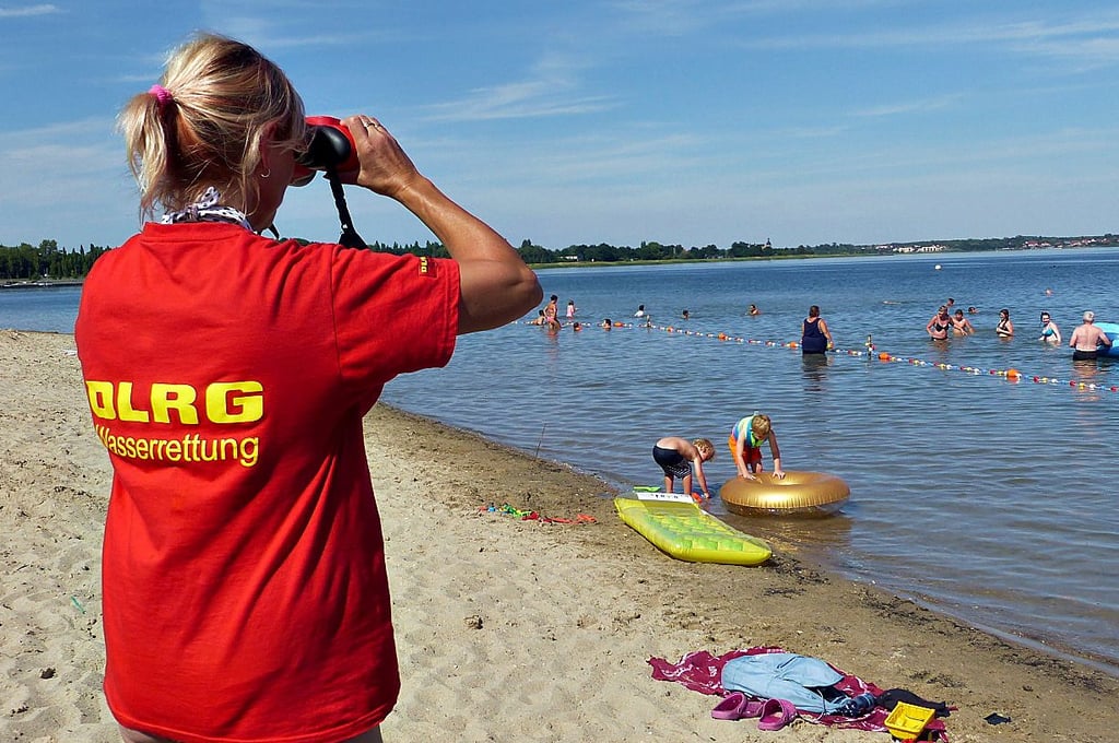 Berit Schwarz von der DLRG hat die Badenden im Blick.