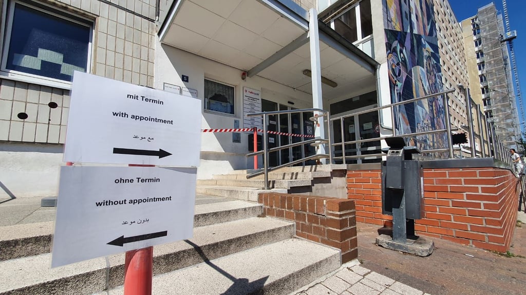 Ohne Termin kommen, heißt auf gut Glück kommen: Telefonisch oder per Mail sind Termine bei der Ausländerbehörde in Halle-Neustadt aber offenbar nur schwierig zu erhalten.