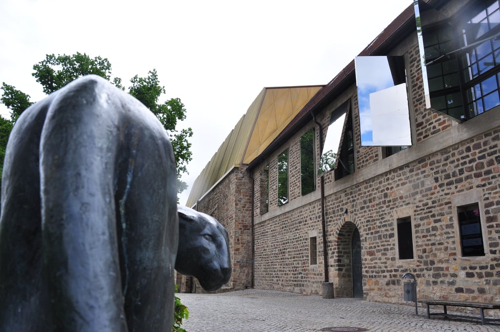 An der von Heinrich Drake geschaffenen Skultur eines Jaguars aus dem Jahr 1938 beginnen am Kunstmuseum Magdeburg die Rundgänge mit Heike und Carmen.