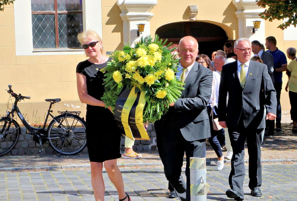 Nach dem ökumenischen Gottesdienst in der Jessener Nikolai-Kirche wurde am Denkmal auf dem Markt der Opfer der Weltkriege gedacht. Den Kranz trugen Astrid Hage-Hamatschek und Kersten Henze vom Schul- Heimatfestverein.
